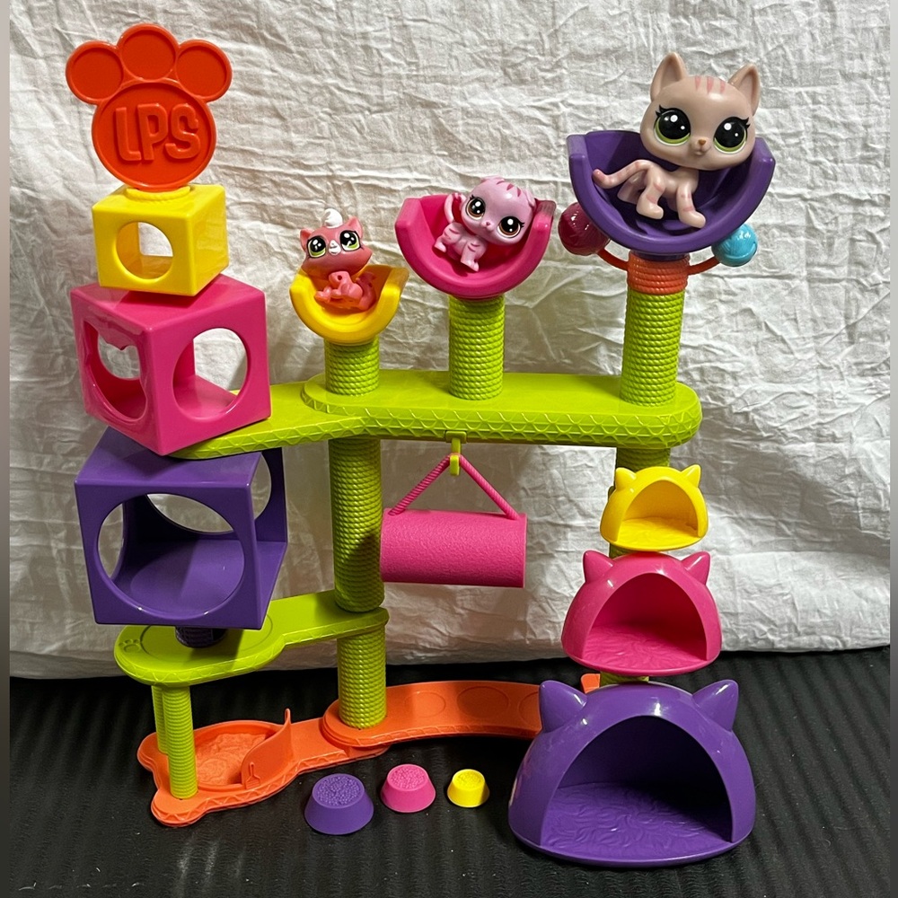 LPS Cat Hideaway! Includes 3 Cats and 3 Food Bowls